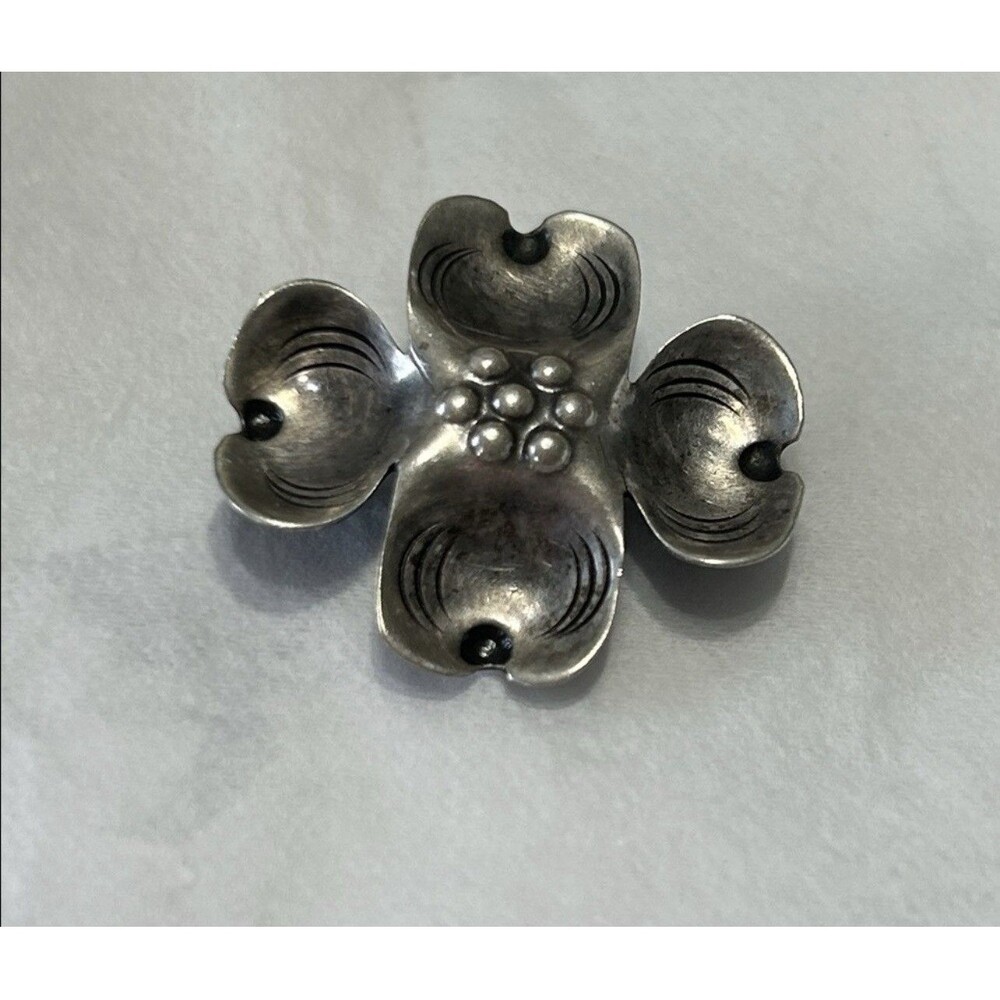 Charming Vintage silver pin with floral design and detailed accents.